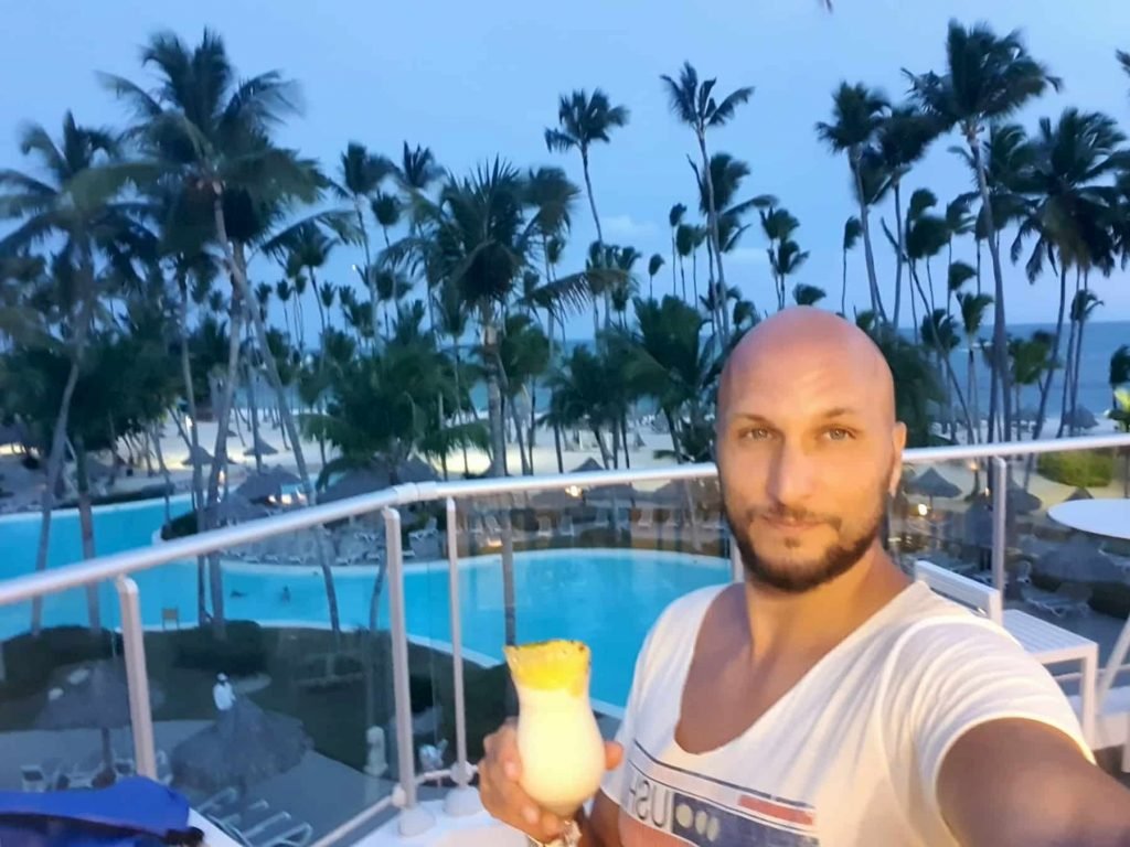 Disfrutando de un cocktail en Punta Cana